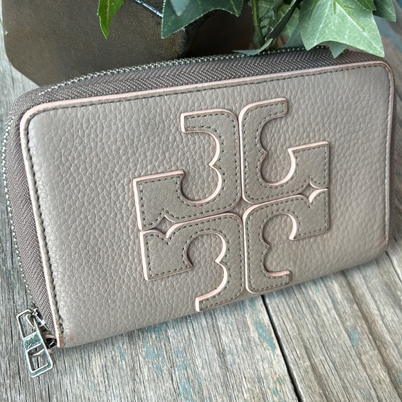 TORY BURCH Zip Wallet in Textured Leather (Light Oak) w/Double Logo~pls read!